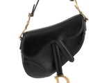 le sac Saddle de Dior en cuir noir avec des finitions dorées