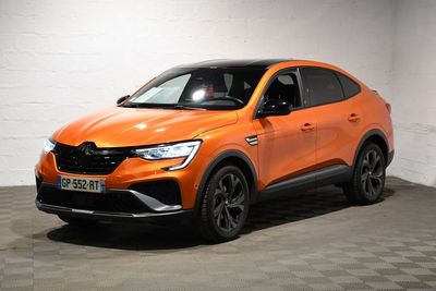 un SUV orange garé dans un garage au sol carrelé