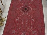 un tapis rouge sur le sol d'une pièce