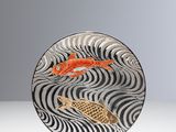une photo d'une assiette posée sur une table, sur laquelle se trouve un poisson