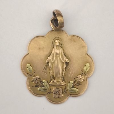 une image représentant une médaille d'or sur laquelle figure la Vierge de Guadalupe