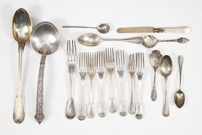 beaucoup de cuillères en argent et de cuillères sur la table