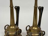 paire de bougeoirs anciens en laiton avec des poignées noires