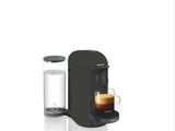 une cafetière noire à côté d'un verre d'eau