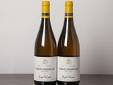 deux bouteilles de vin posées sur une table l'une à côté de l'autre