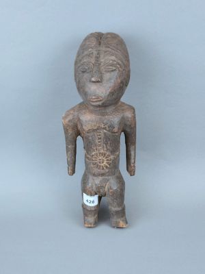 une image représentant une statue en bois d'un homme avec un bandage sur la poitrine