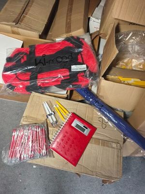 une boîte d'outils posée sur le sol
