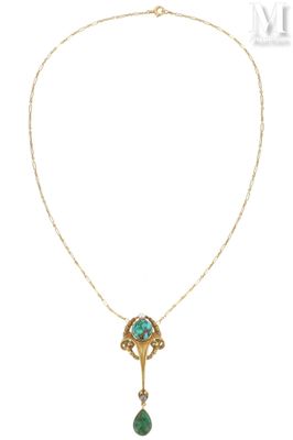Gros plan sur un collier orné d'une pierre verte