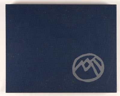 un livre bleu orné d'un logo représentant une montagne