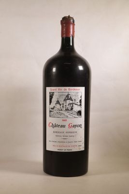 une bouteille de vin posée sur une table