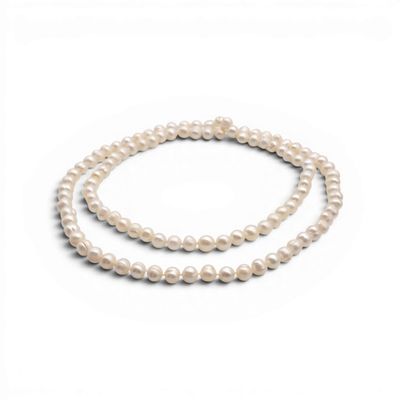 un rang de perles blanches sur fond blanc