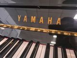 a close up of a piano with the words yamaha written on it