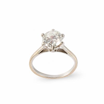 gros plan d'une bague en diamant sur fond blanc