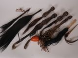 tout un tas de types de cheveux différents sur la table