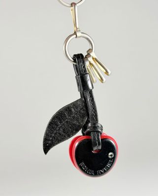 une photo d'un porte-clés auquel est accroché un objet en forme de cœur