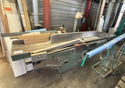 une photo d'une machine qui se trouve dans un entrepôt