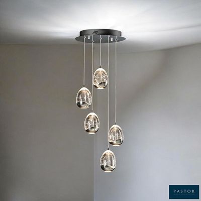 un lustre composé de boules de verre suspendues au plafond
