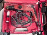 une boîte à outils rouge avec des outils sur une table