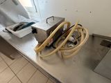 une machine posée sur le comptoir d'une cuisine