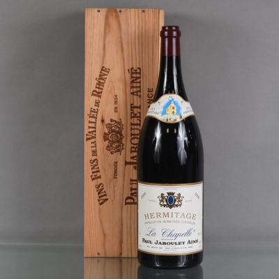 une bouteille de vin posée à côté d'une caisse en bois