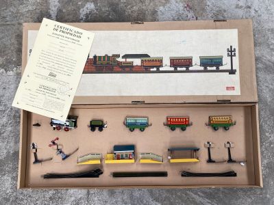 une boîte contenant un circuit de train, posée par terre