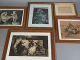 quatre tableaux encadrés sur le mur d'une pièce