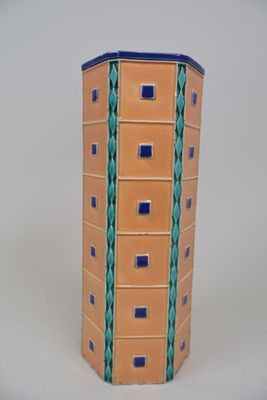 un grand vase orné d'un motif bleu et vert