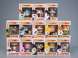 Plusieurs boîtes de figurines Funko Pop en vinyle sont empilées les unes sur les autres