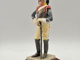 une figurine représentant un soldat muni d'une épée, posée sur un socle en bois