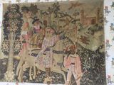 une tapisserie accrochée au mur représentant un homme à cheval