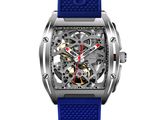 un gros plan d'une montre sur fond blanc, avec un bracelet bleu