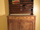 une vieille armoire en bois sur laquelle est posé un livre