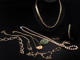 une collection de bijoux en or sur fond noir