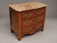 Commode en noyer mouluré ouvrant par trois tiroirs, les mont… (photo 3)