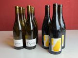 trois bouteilles de vin sont alignées sur une table