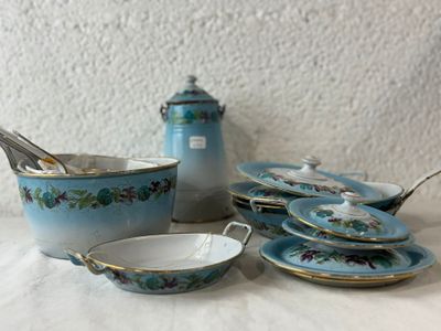 beaucoup de vaisselle et de tasses bleues et blanches sur la table
