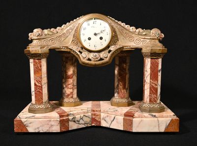 Importante pendule portique en marbre rouge et rose et régul…
