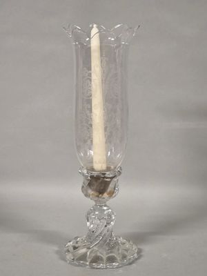 BACCARAT. Bougeoir en cristal moulé à pietement torsadé, et …
