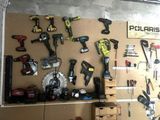 de nombreux outils accrochés au mur du garage