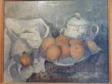un tableau représentant un bol d'oranges et une théière posés sur une table