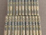 un coffret de douze livres à la couverture bleue rehaussée de dorures