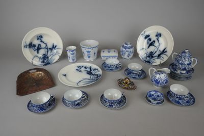 de nombreux plats, tasses et soucoupes en porcelaine bleue et blanche