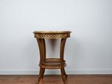 une vieille table en bois avec un plateau en verre, posée sur un parquet en bois massif