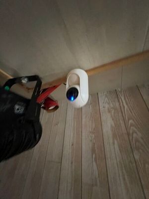 un appareil photo posé par terre à côté d'un sac