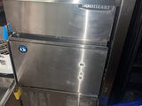un four en acier inoxydable installé dans une cuisine, à côté d'un plan de travail