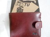 portefeuille en cuir avec porte-cartes sur fond blanc, avec un livre en arrière-plan