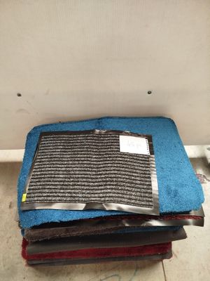 un tas de moquette posé par terre près d'un mur