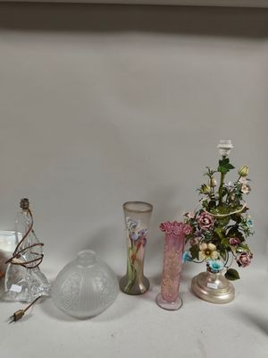 many vases that are sitting on a table