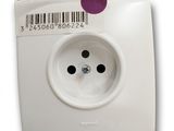 une photo d'une prise électrique blanche sur laquelle figure un code-barres