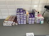 de nombreux paquets de cigarettes posés sur le comptoir d'un magasin